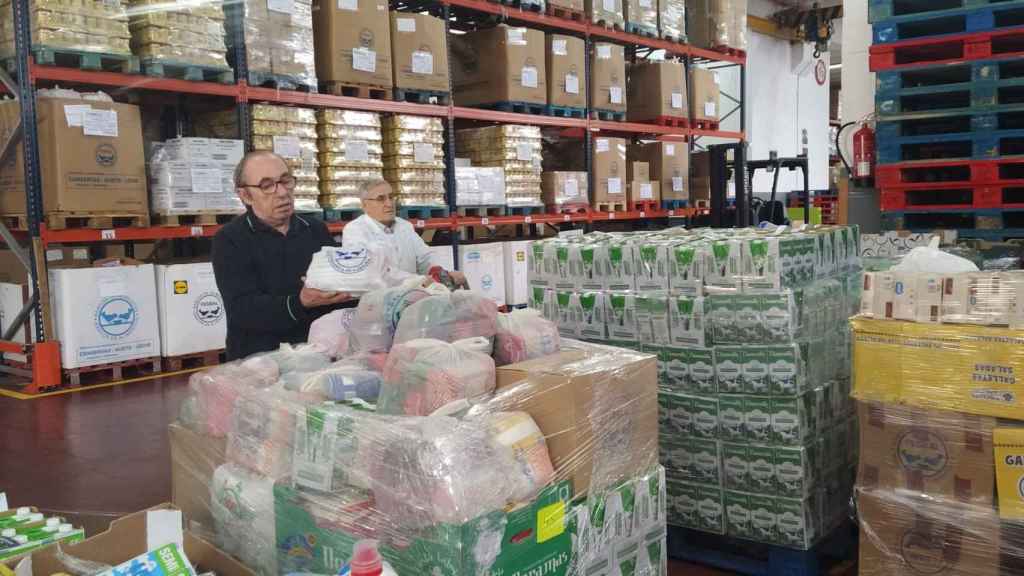 Juan y Marcial, voluntarios del Banco de Alimentos de Vigo.