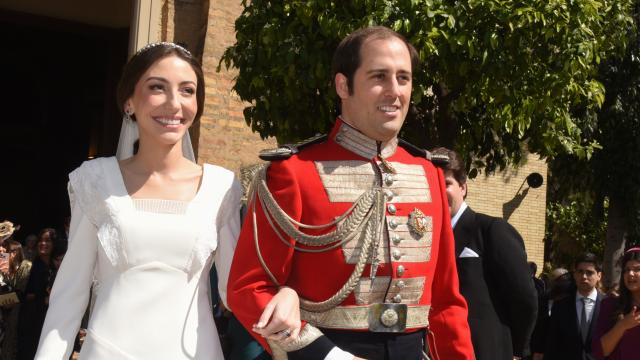 Javier Solís Benjumea y Alejandra García Insa, pletóricos, saliendo de la iglesia tras convertirse en marido y mujer.