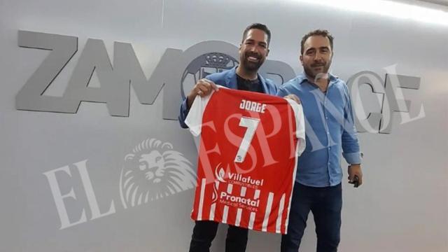 Víctor Aldama junto al espía chavista Brizuela Guevara, en septiembre de 2022 en las oficinas del Zamora CF, mostrando una camiseta del equipo.