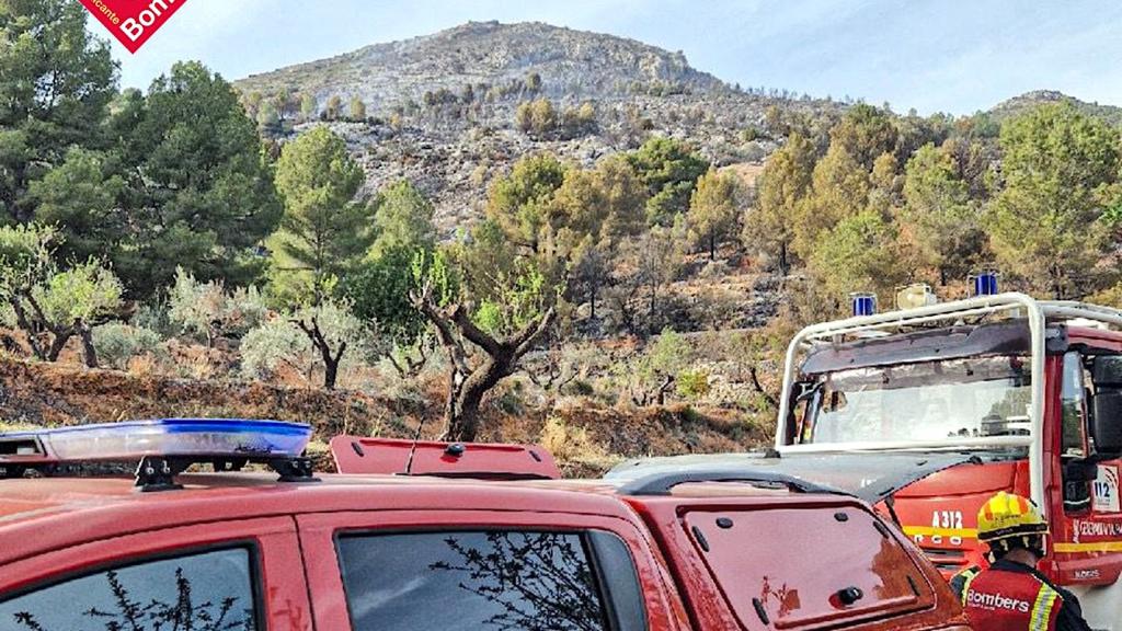 Las unidades desplegadas en la partida Turballos de Muro de Alcoy este domingo.