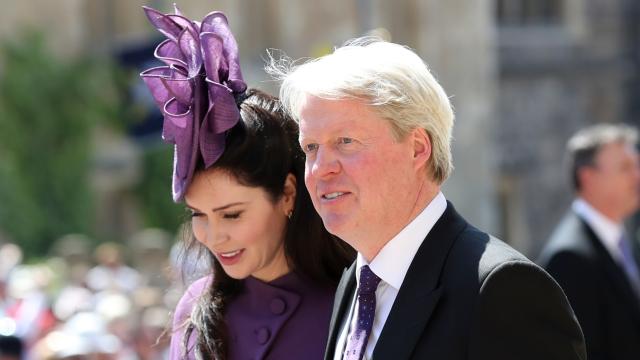 El conde Charles Spencer, hermano de la malograda Lady Di, junto a Karen Spencer el día de la boda de Harry y Meghan, en 2018.