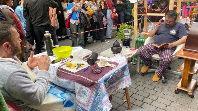 Los vecinos de Tribulete 7 sacan los muebles a la calle para convertirla en su salón y exigir que no los desahucien.