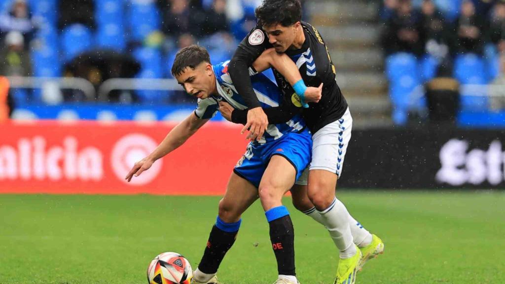 Yeremay encimado por un jugador del Sabadell.