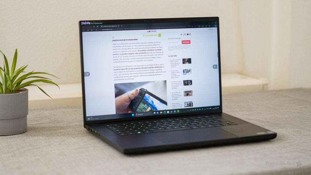Razer Blade 16 navegando por Internet