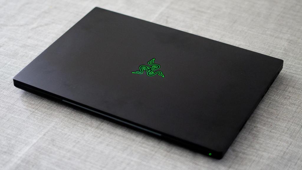Razer Blade 16 cerrado