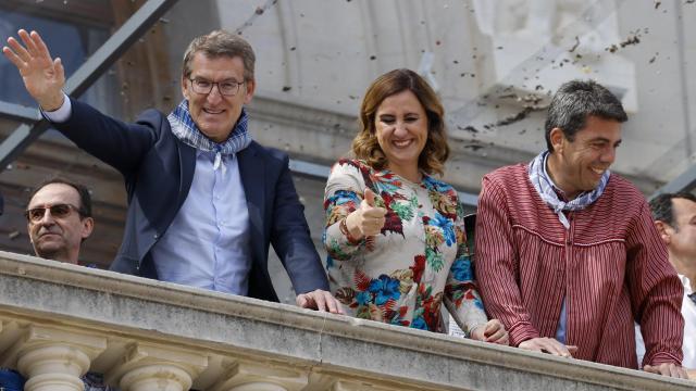El líder del PP, este lunes en las Fallas, con la alcaldesa de Valencia y el presidente de la Comunidad.