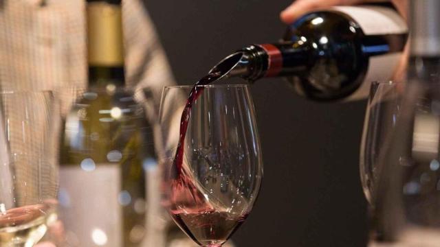 Imagen de archivo de una copa de vino.