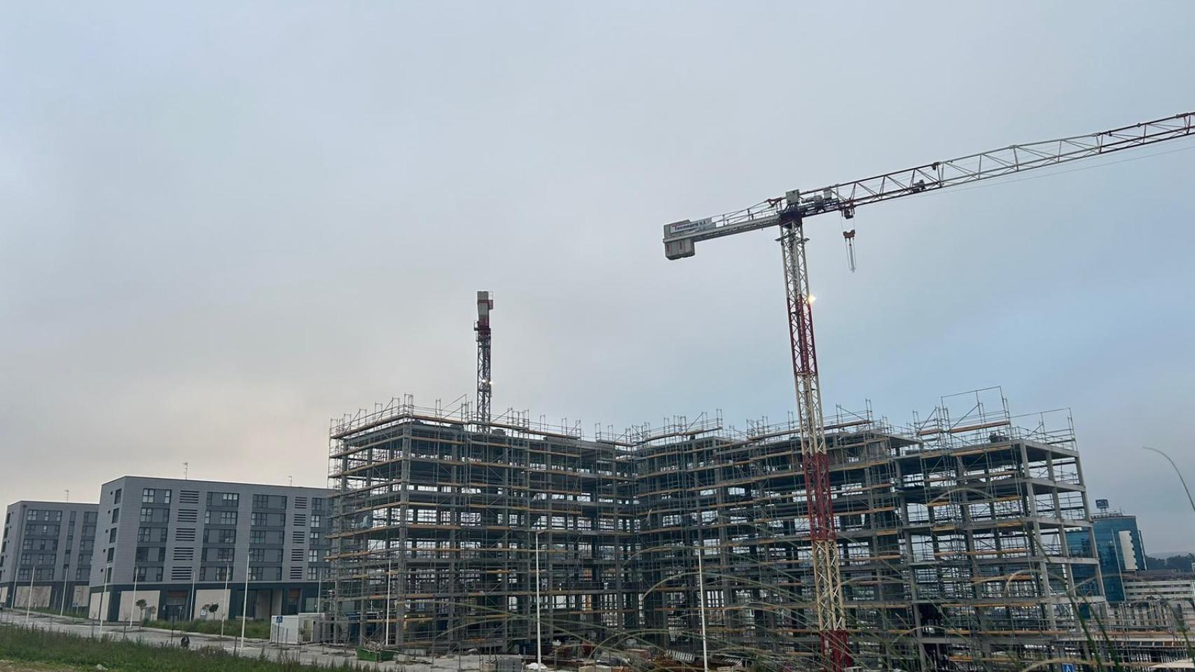 Un edificio en construcción en Xuxán.