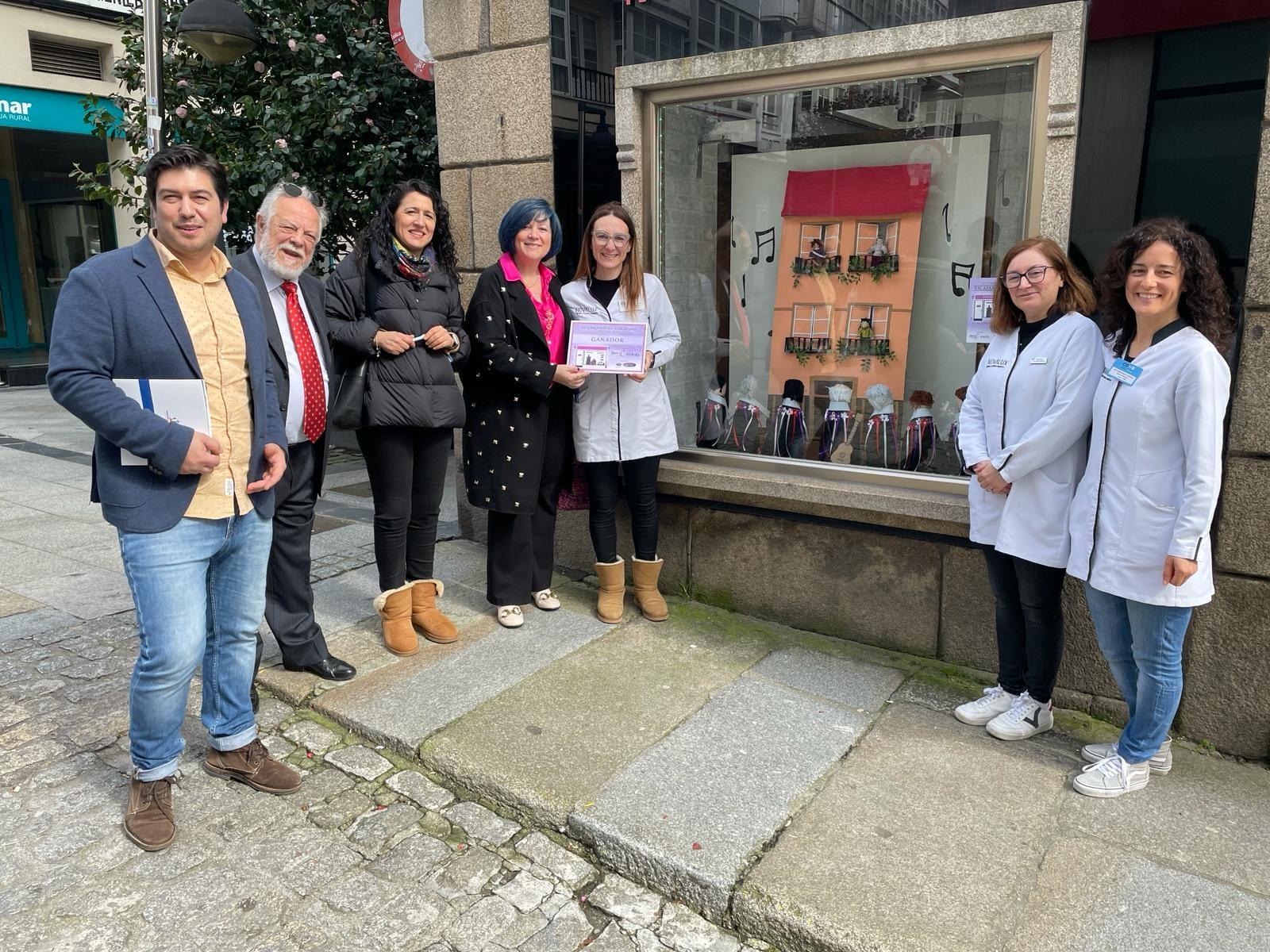 Un momento de la entrega del premio en Óptica Novalux, esta mañana