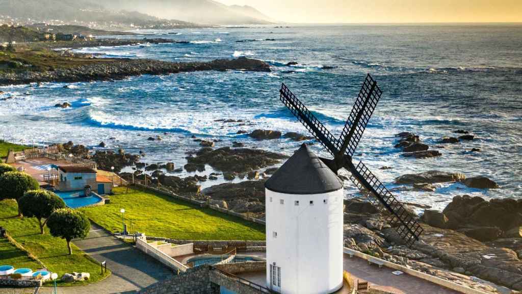 Molino de viento del Camping O Muíño, Oia.