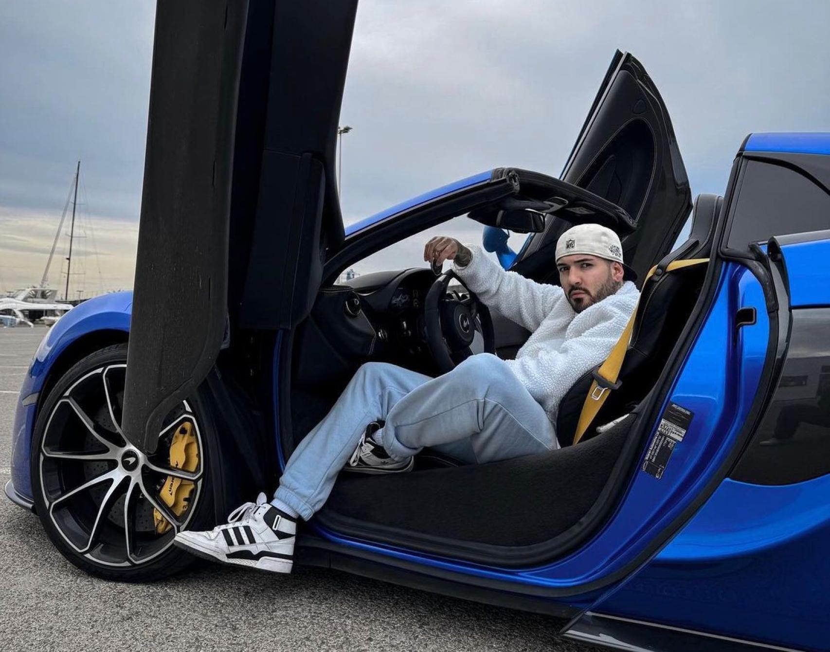 Sergio Fuentes en un coche deportivo.