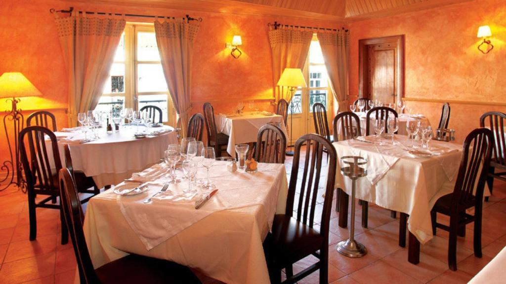 Uno de los comedores interiores del restaurante.