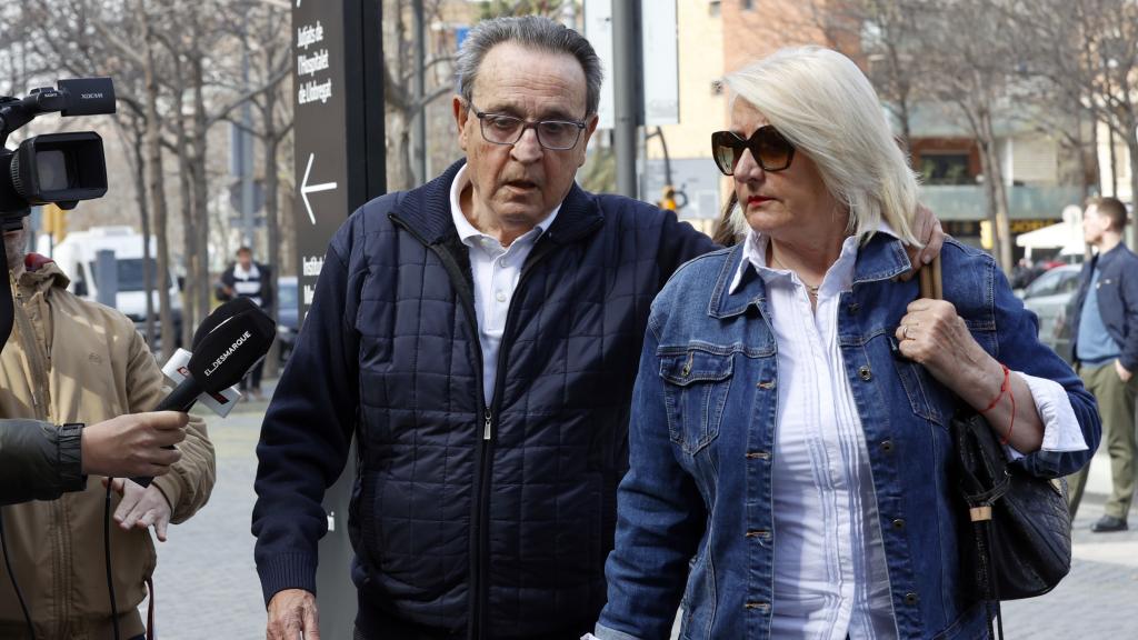 exvicepresidente del Comité Técnico de Árbitros (CTA) José María Enríquez Negreira (i) a su llegada a la Ciudad de la Justicia de Barcelona.