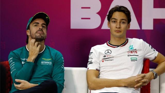 Fernando Alonso y George Russell, en una rueda de prensa de la Fórmula 1