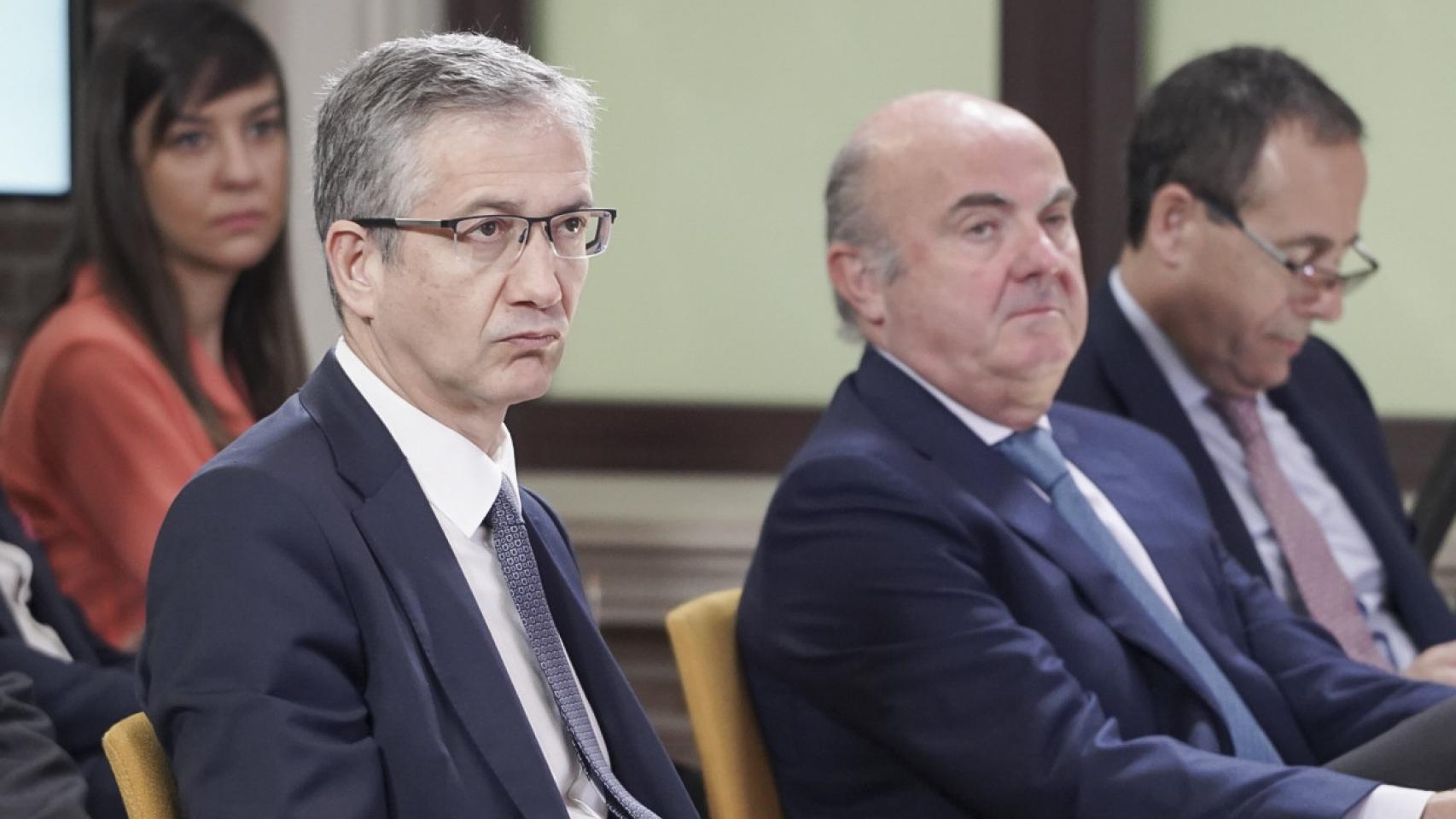 Pablo Hernández de Cos y Luis de Guindos, en el IV Observatorio de las Finanzas.