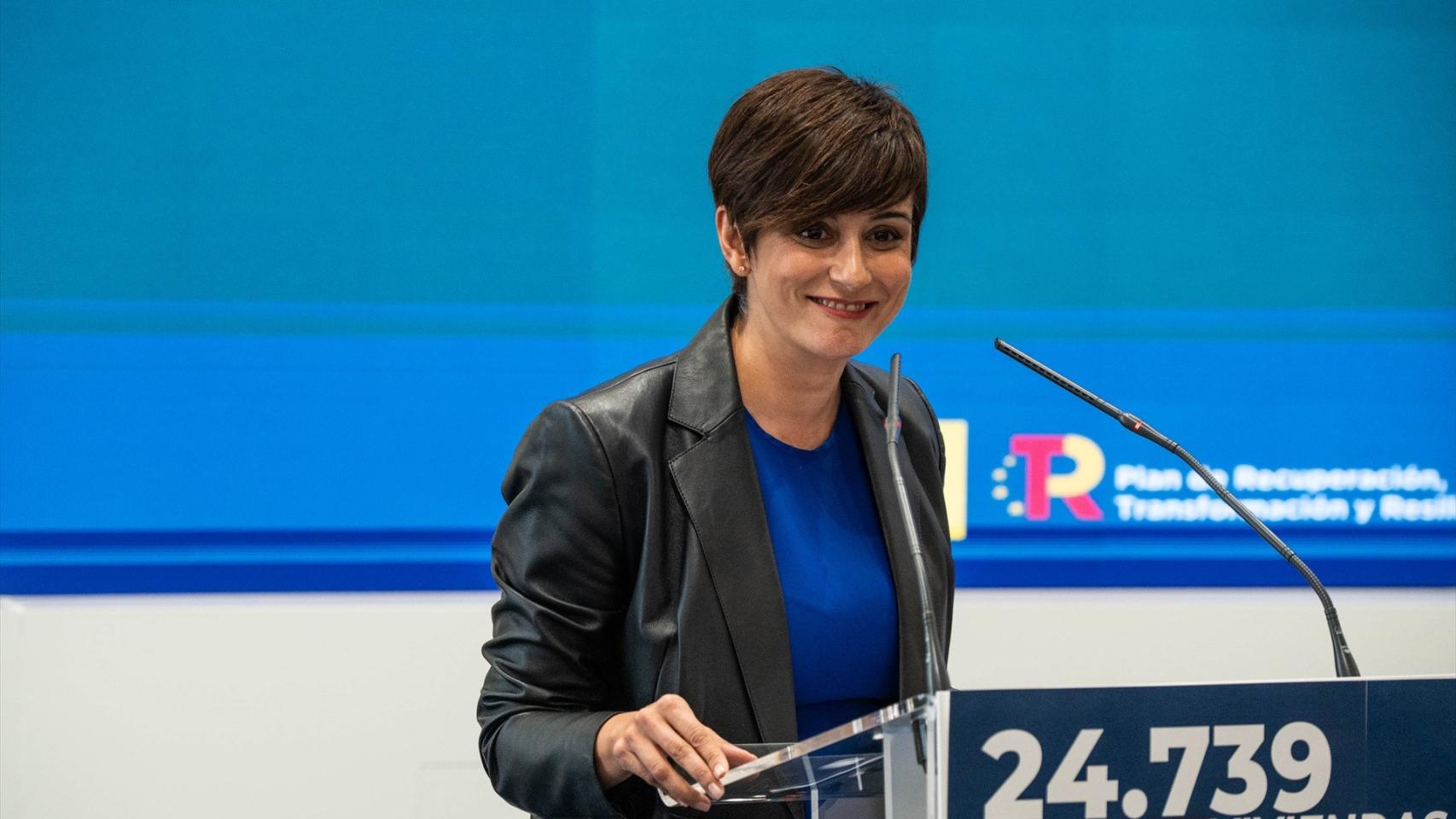 La ministra de Vivienda y Agenda Urbana, Isabel Rodríguez, interviene durante la firma de 44 acuerdos con diez comunidades autónomas para la rehabilitación y construcción de vivienda asequible.