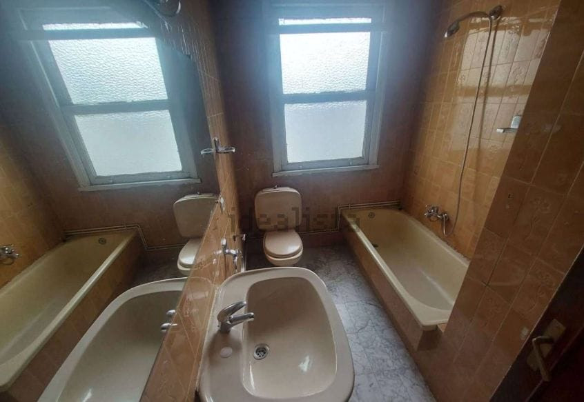 Baño, cocina y terraza del piso en la calle Tomás Paredes. Fotos: Idealista