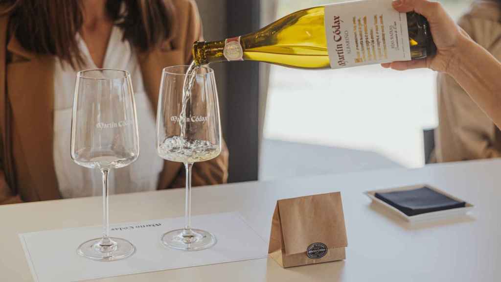 Actividad de enoturismo en la bodega Martín Códax.