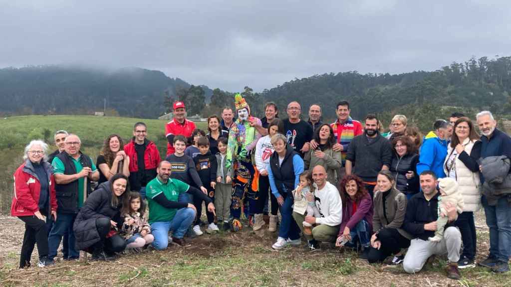El arlequín Karcocha con los voluntarios de la reforestación en Nigrán.