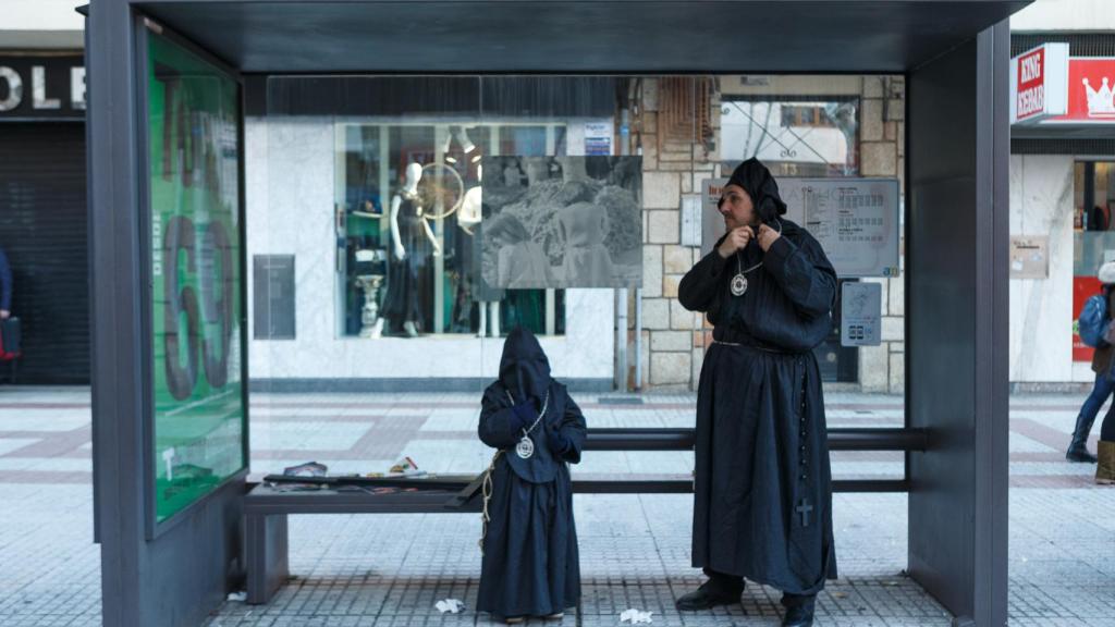 Dos cofrades se preparan para retornar la procesión de la Cofradía de Jesús Nazareno