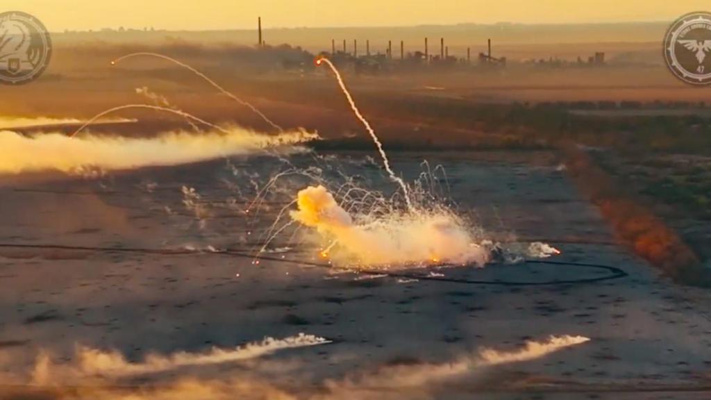 Combates a campo abierto a las afueras de Avdiivka (Ucrania)