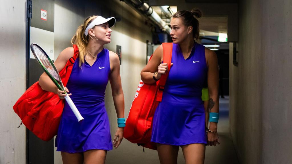 Paula Badosa y Aryna Sabalenka, durante un torneo en 2022