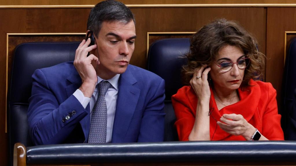 Dj Sánchez escuchando la intervención traducida del catalán de su socia Miriam Nogueras.
