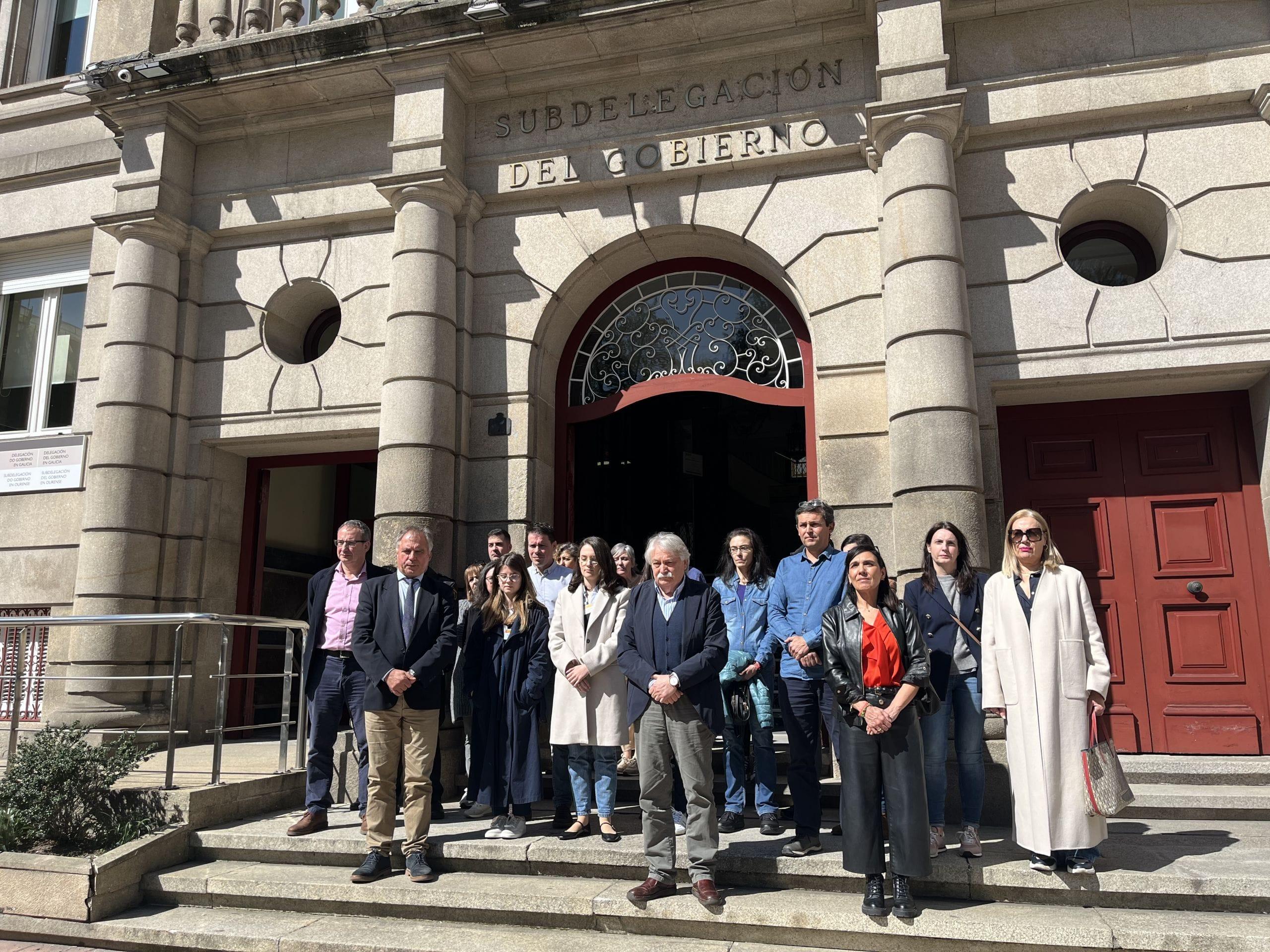 Minuto de silencio en la subdelegación del Gobierno en Ourense.