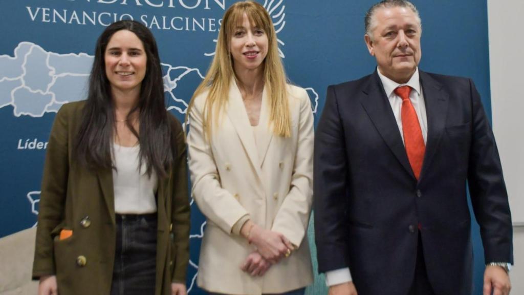 (De izq. a dcha.) Inés Salcines, Zeltia Lado y Venancio Salcines.