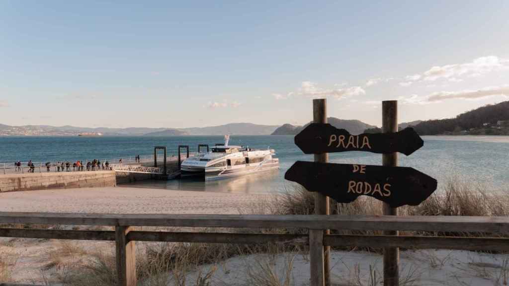 El barco de la Naviera Mar de Ons llegando a Cíes.