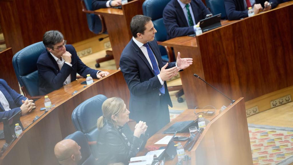 El portavoz del PSOE en la Asamblea, Juan Lobato, interviene durante un pleno en la Asamblea de Madrid