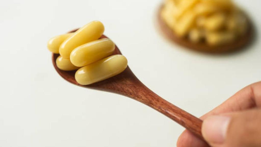 Pepitas de jalea real en una cuchara