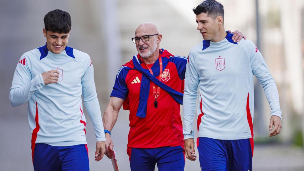 Pau Cubarsí, a la izquierda de la imagen junto a Luis de la Fuente y Álvaro Morata.