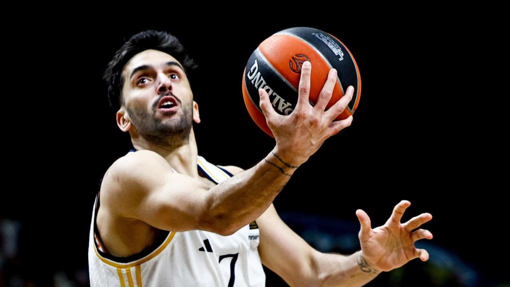 Campazzo hace una bandeja para anotar una canasta con el Real Madrid en la Euroliga.