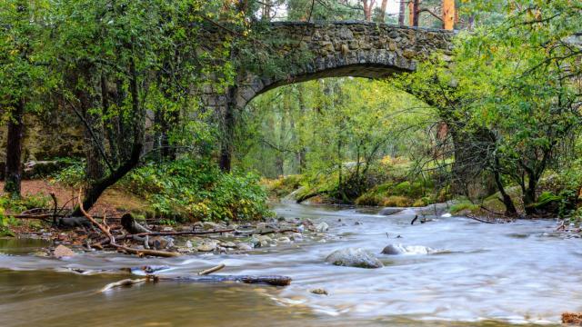 Imagen de archivo del río Eresma a su paso por Segovia (iStock).