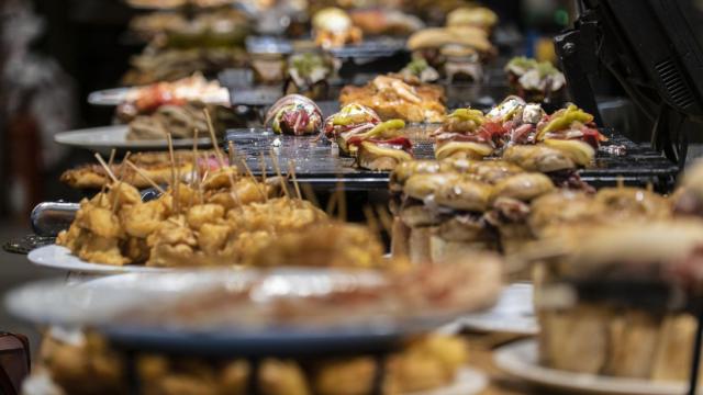 El bar de Ciudad Lineal donde regalan 4 tapas gratis con cada bebida: la caña cuesta solo 1,75 euros