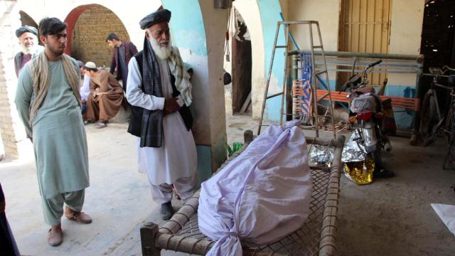 Imágenes tras el ataque suicida en un banco en Afganistán.