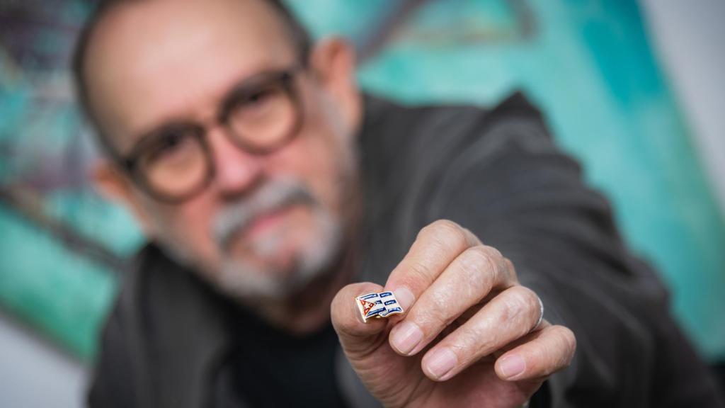 Silvio Rodríguez muestra un pin con la bandera cubana