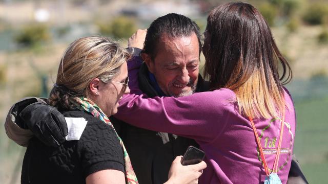 Julián Muñoz junto a sus hijas, durante un permiso penitenciario en 2016.