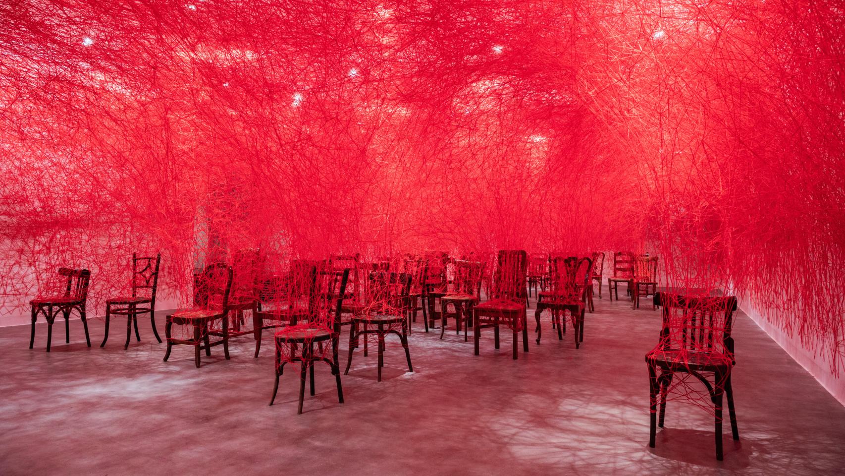 Chiharu Shiota. Everyone, a Universe (Cadascú, un univers / Cada, quien un universo), 2024.Fundació Antoni Tàpies, Barcelona. Fotografía: Pep Herrero ©VEGAP y la artista 2024.