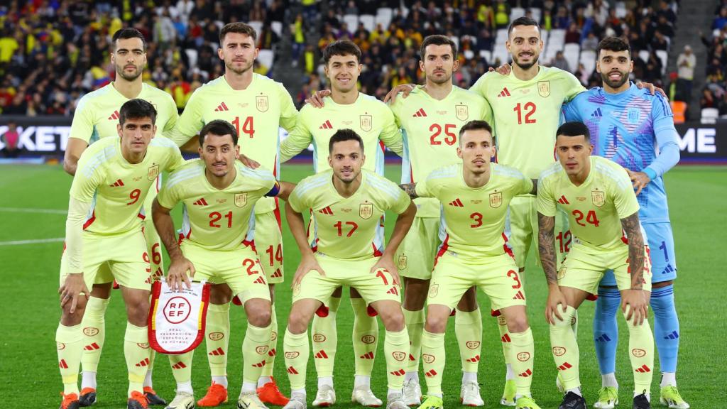 Alineación de España con la polémica camiseta amarilla frente a Colombia