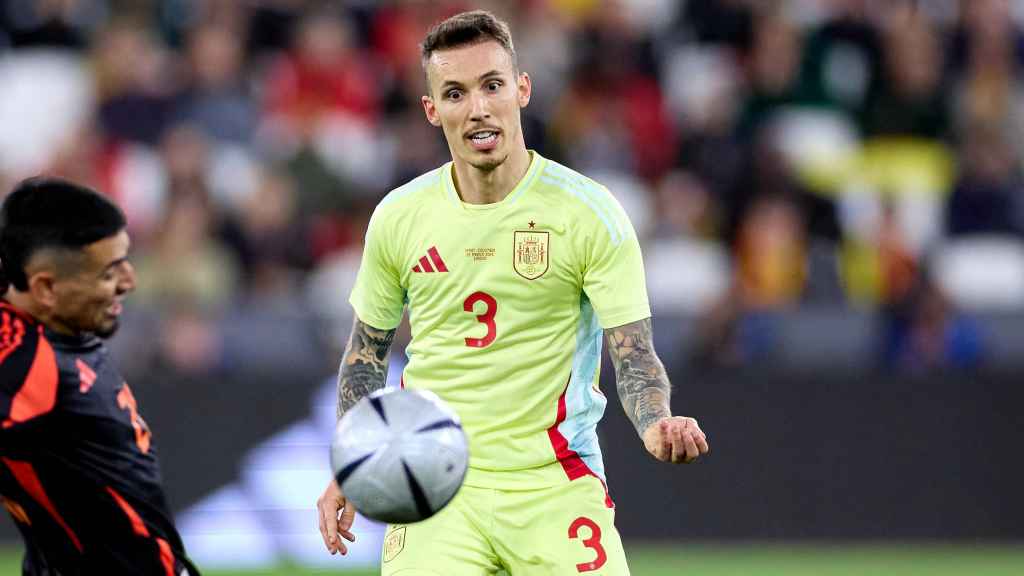 Grimaldo da un pase en el partido ante Colombia.