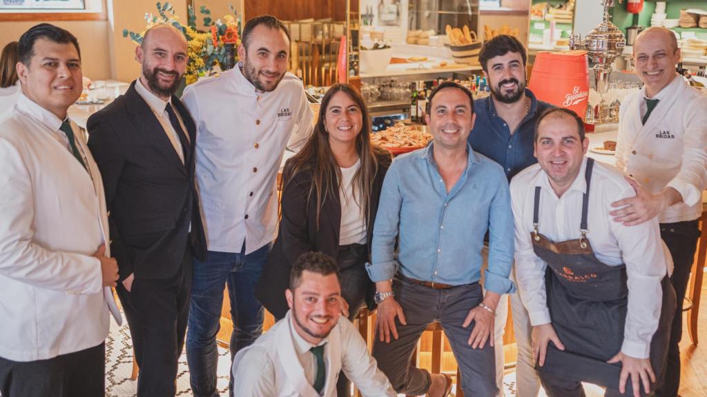 Los hermanos Torremocha, Mónica y Luis, sentados en el centro, rodeados de todo su equipo de Las Bridas, este viernes 22 de marzo.