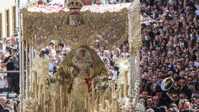 La Macarena, a su paso por la calle Escoberos en 2023.