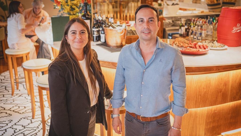 Los hermanos Torremocha, Luis y Mónica, del Grupo Tonteo, en la barra de Las Bridas.