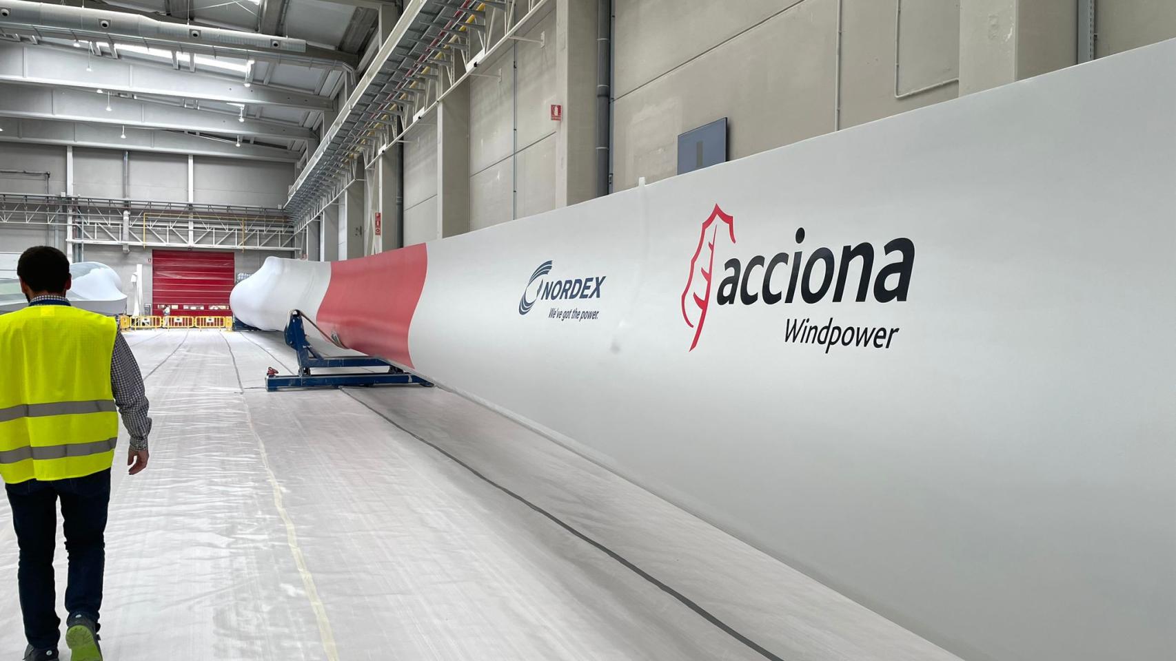 Pala eólica de Acciona y Nordex en la fábrica de Lumbier.