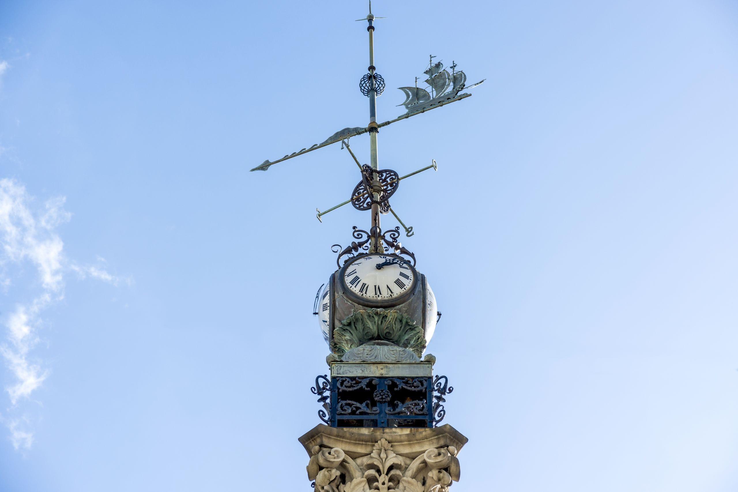 Imagen detalle del Obelisco de A Coruña.  Foto: Shutterstock