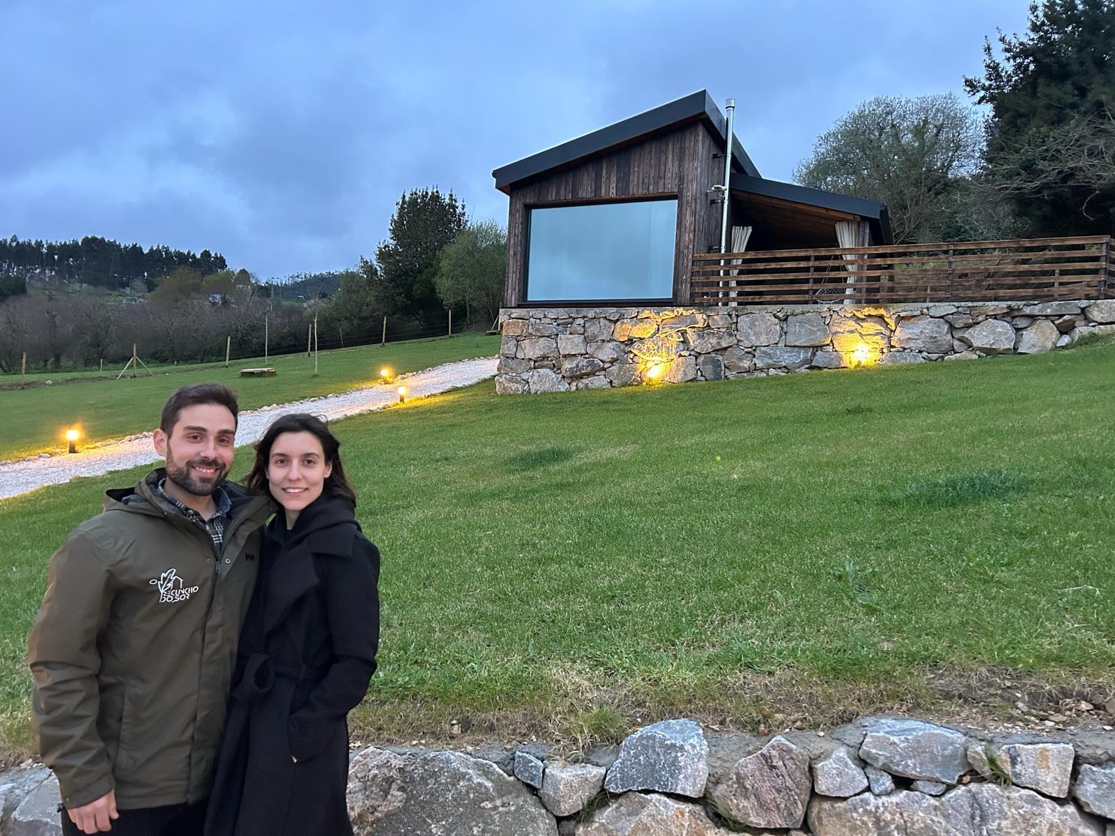 Fran, junto a su pareja, a pocas horas de abrir las reservas de O Recuncho do Sor