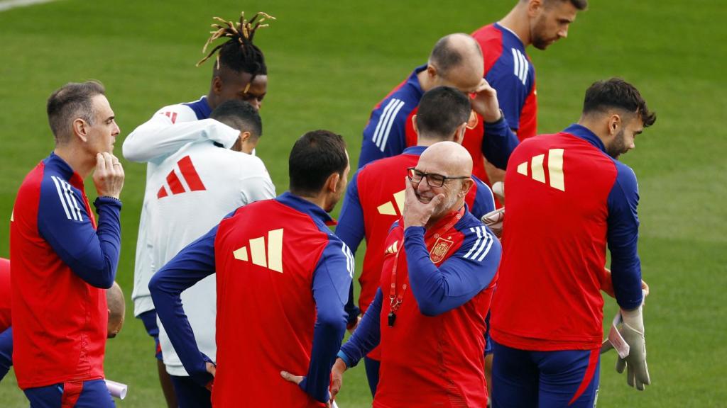 Luis de la Fuente, junto a varios jugadores de la selección española.