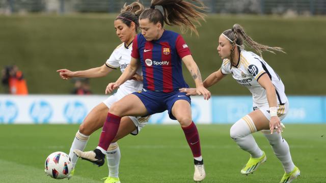La defensa mexicana Kenti Robles (i) y la delantera Athenea del Castillo (d), ambas del Real Madrid, disputan el balón ante Claudia Pina (c), delantera del Barça.